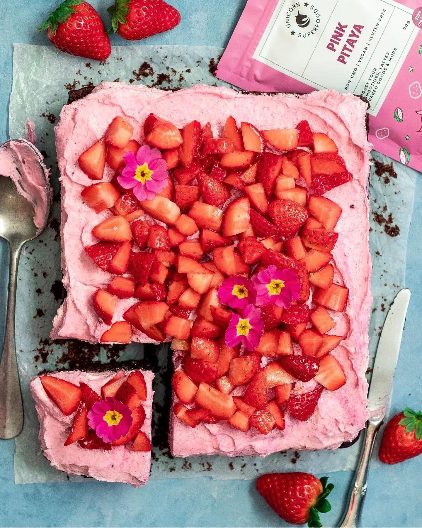 Decadent Chocolate Cake with Vegan Buttercream Frosting and Fresh Strawberries 🍫🍰