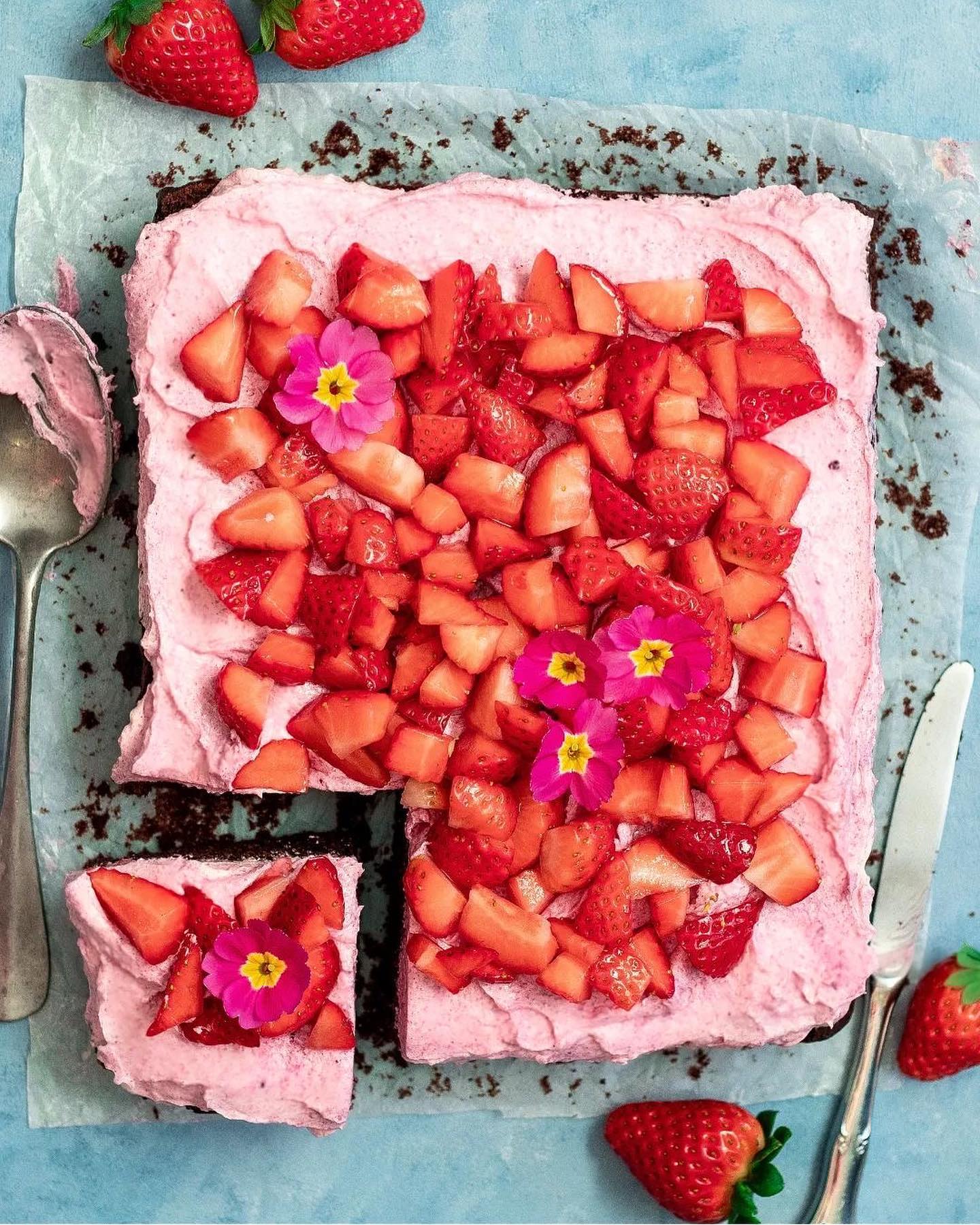 Decadent Chocolate Cake with Vegan Buttercream Frosting and Fresh Strawberries 🍫🍰