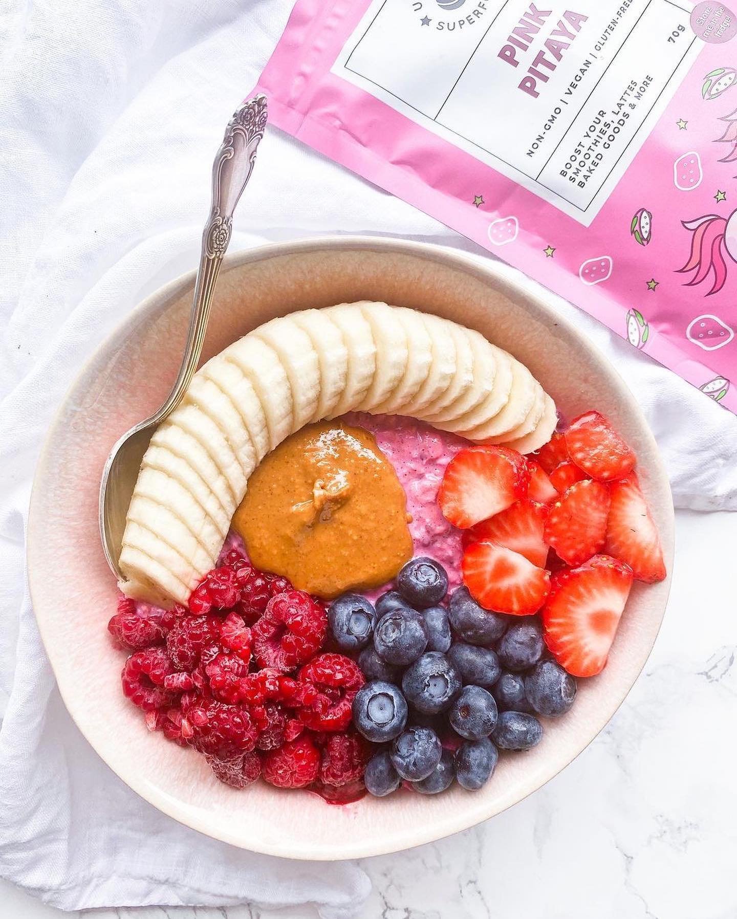 Vibrant Pink Pitaya Overnight Oats: a Nutrient-Rich Delight 🦩🌸💕