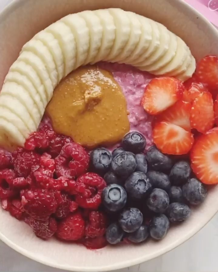 Vibrant Pink Pitaya Overnight Oats: a Nutrient-Rich Delight 🦩🌸💕