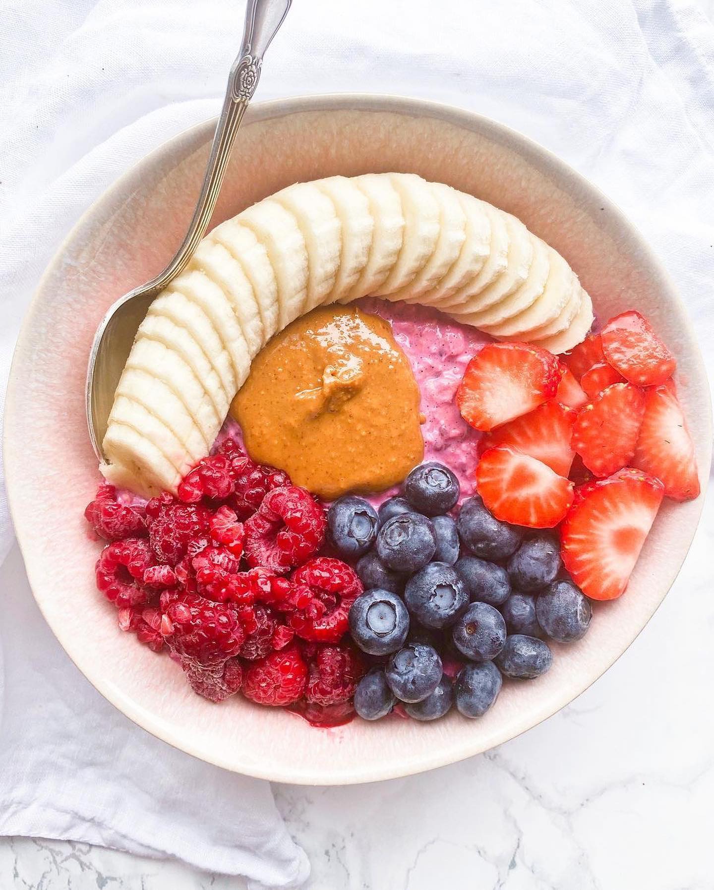 Vibrant Pink Pitaya Overnight Oats: a Nutrient-Rich Delight 🦩🌸💕