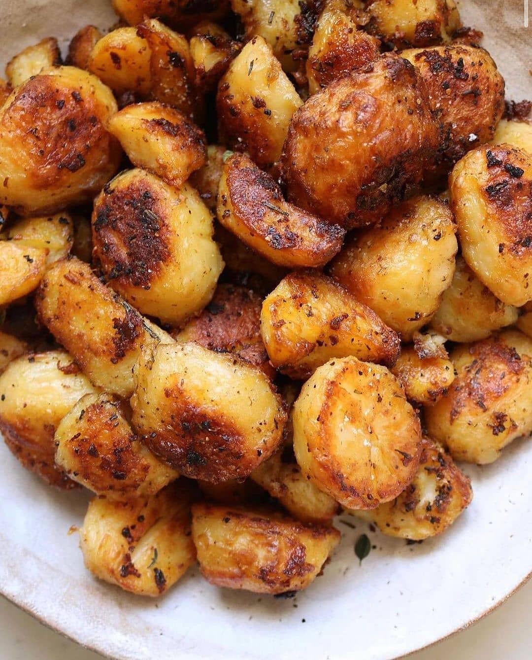 Crisp Garlic Roast Potatoes