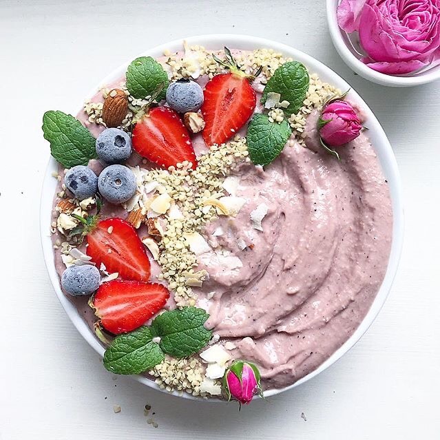 Refreshing Healthy Smoothie with Berries and Oats