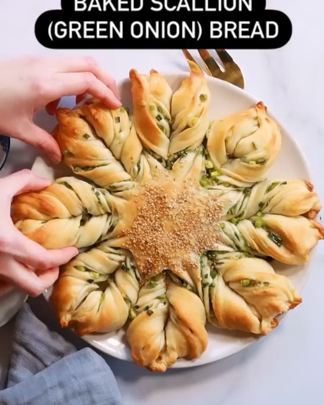 Baked Scallion (Green Onion) Bread