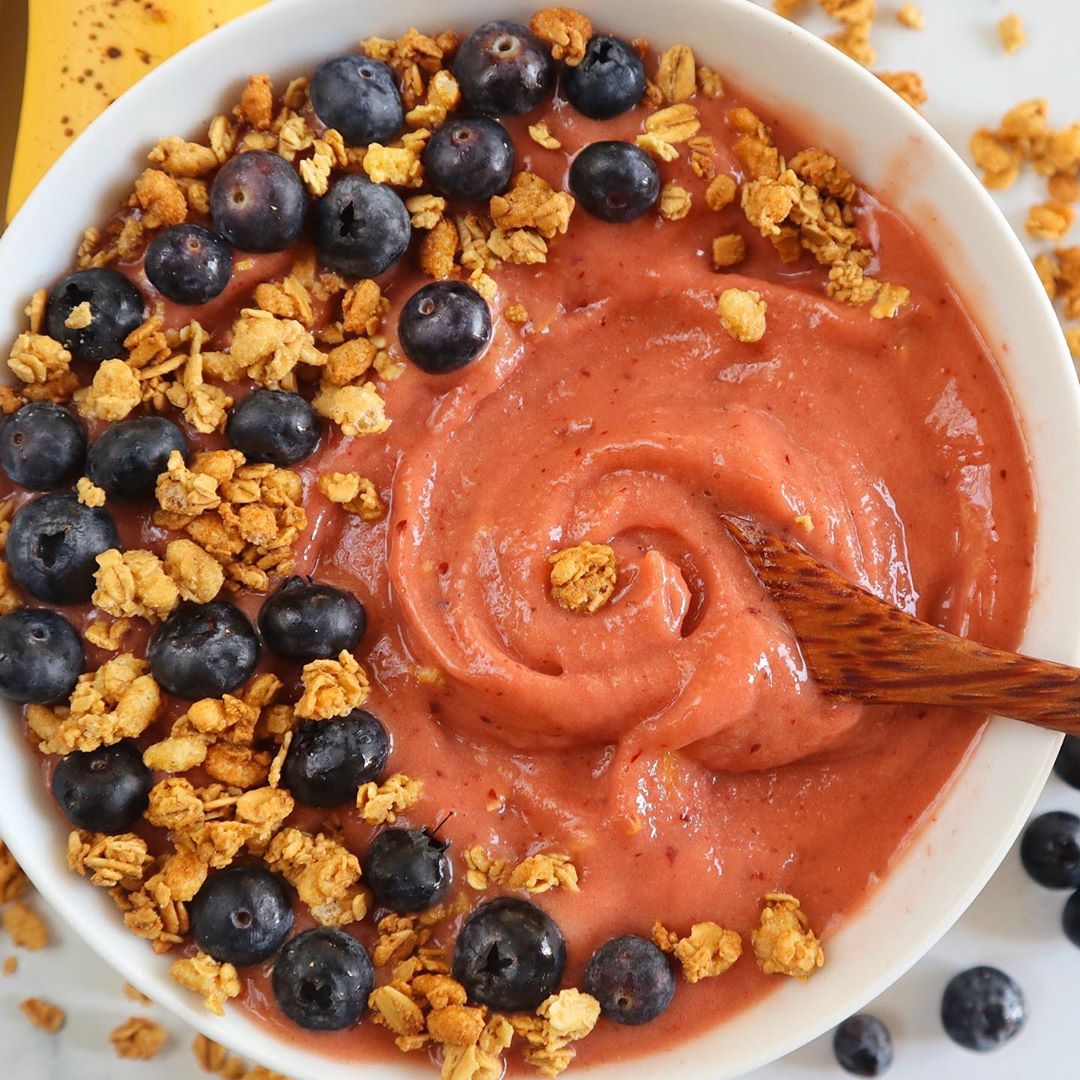 Creamy Smoothie Bowl with Frozen Fruits