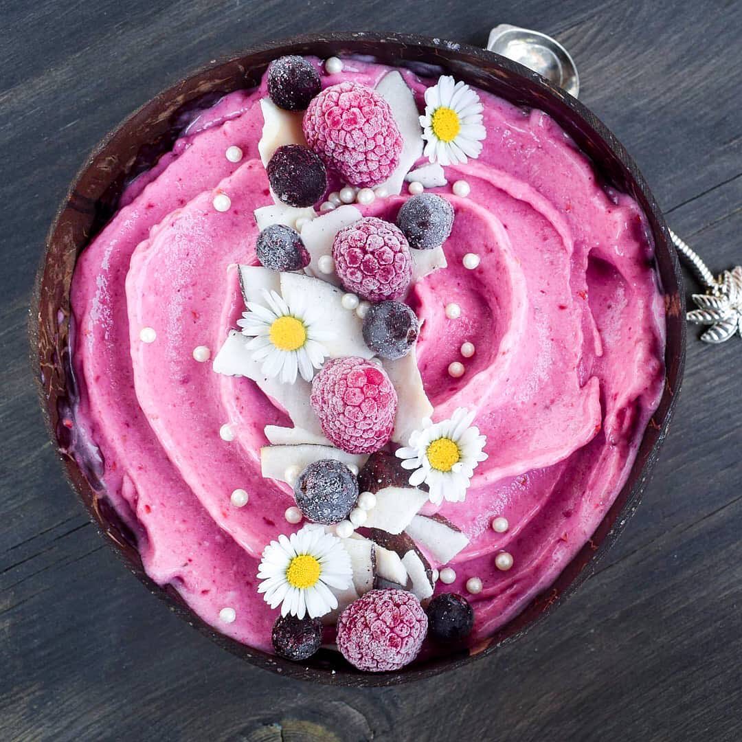 Raspberry Banana Oat Cream Smoothie Bowl