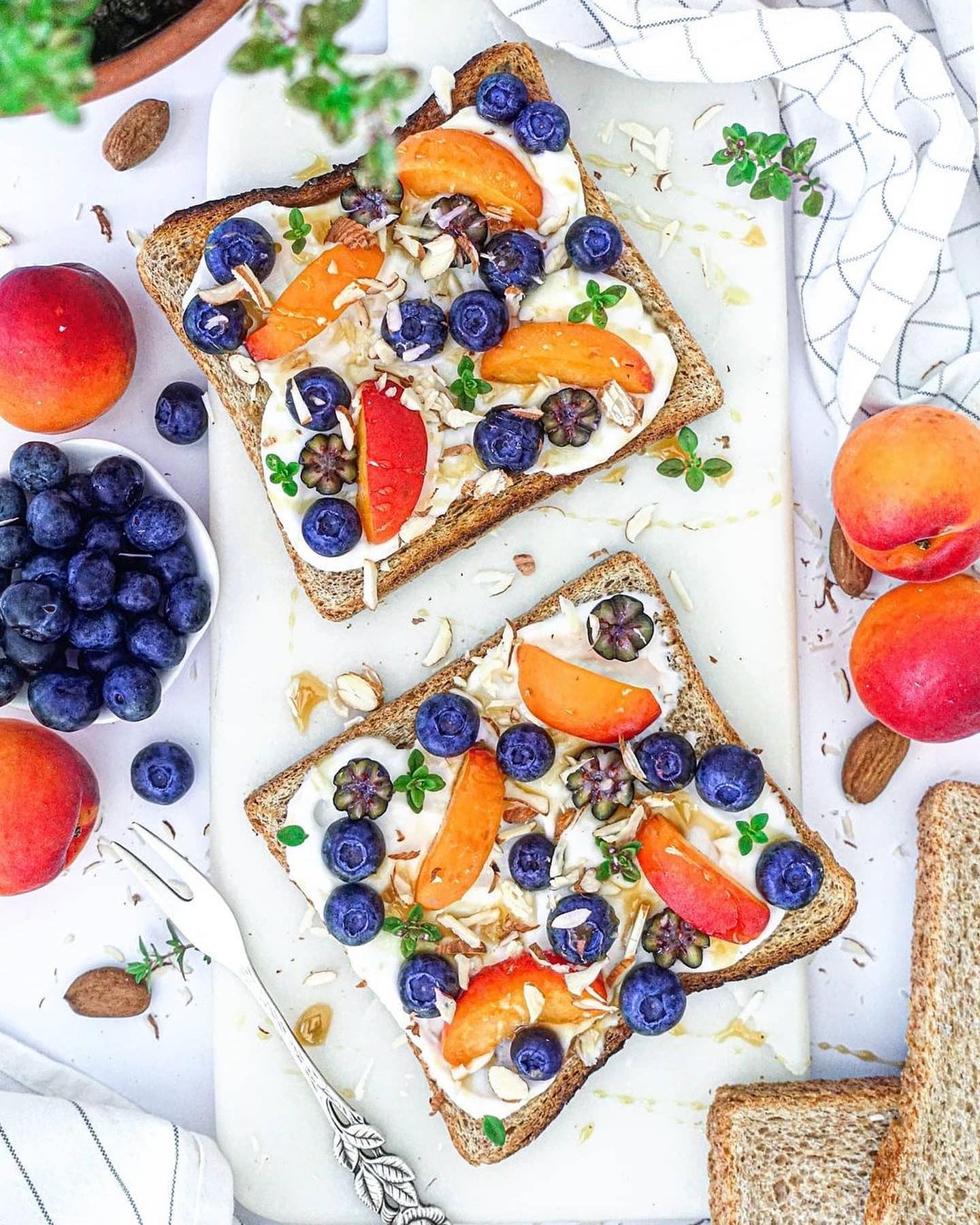 Fruity Yogurt Toast with Toppings