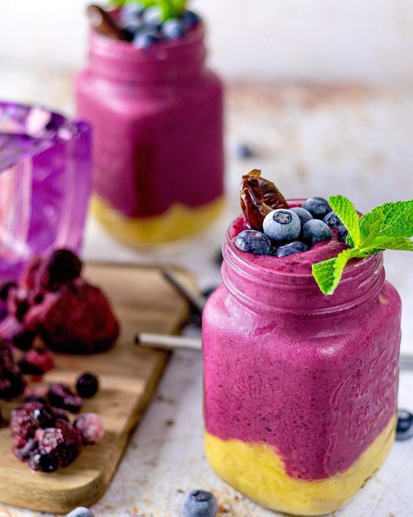 Mango, Dates, and Frozen Berries Smoothie