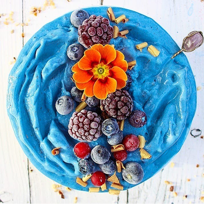 Blue Spirulina Fruit Smoothie Bowl