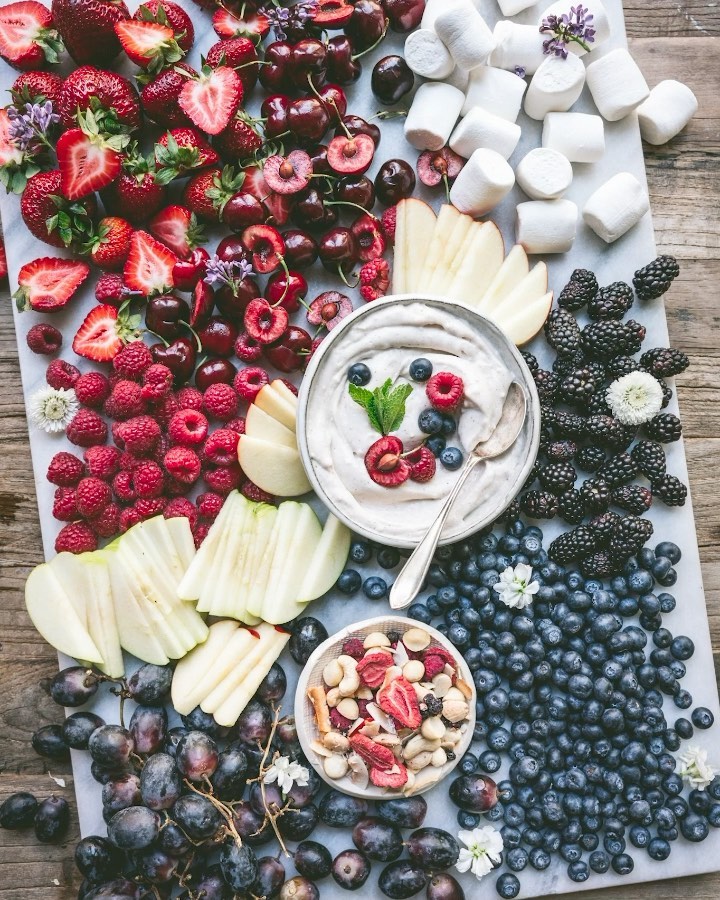 Sweet and Tangy Vegan Cheesecake Dip for Fruit
