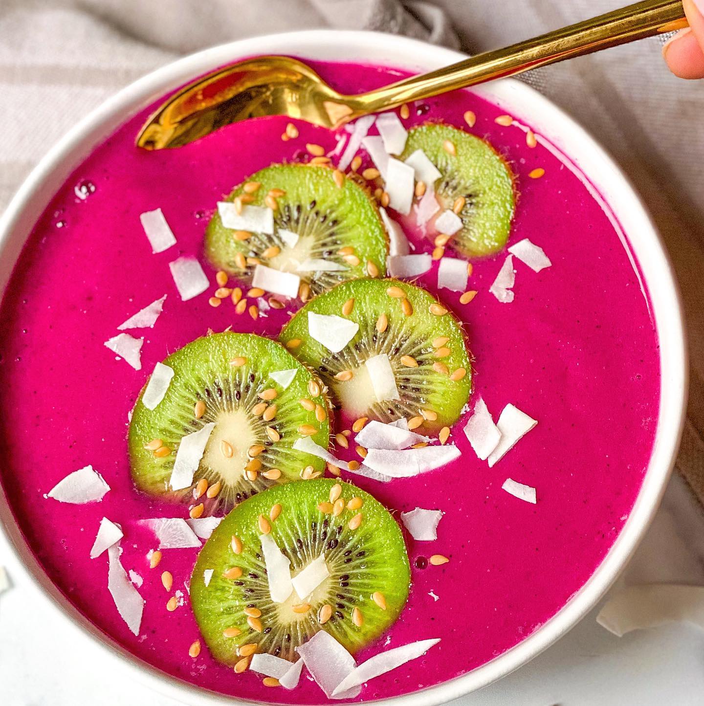 3-Ingredient Dragonfruit Smoothie Bowl