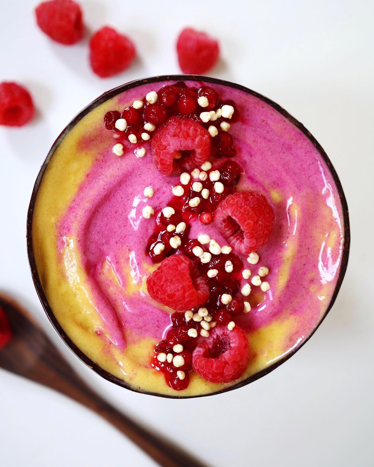 Vibrant Pink Pitaya Smoothie Bowl