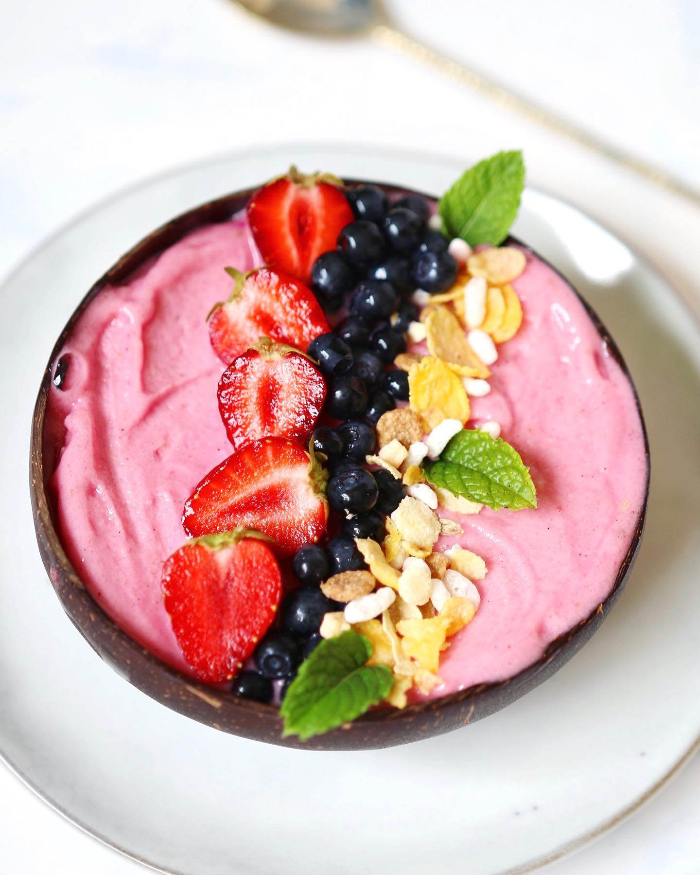 Vegan Pink Pitaya Smoothie Bowl