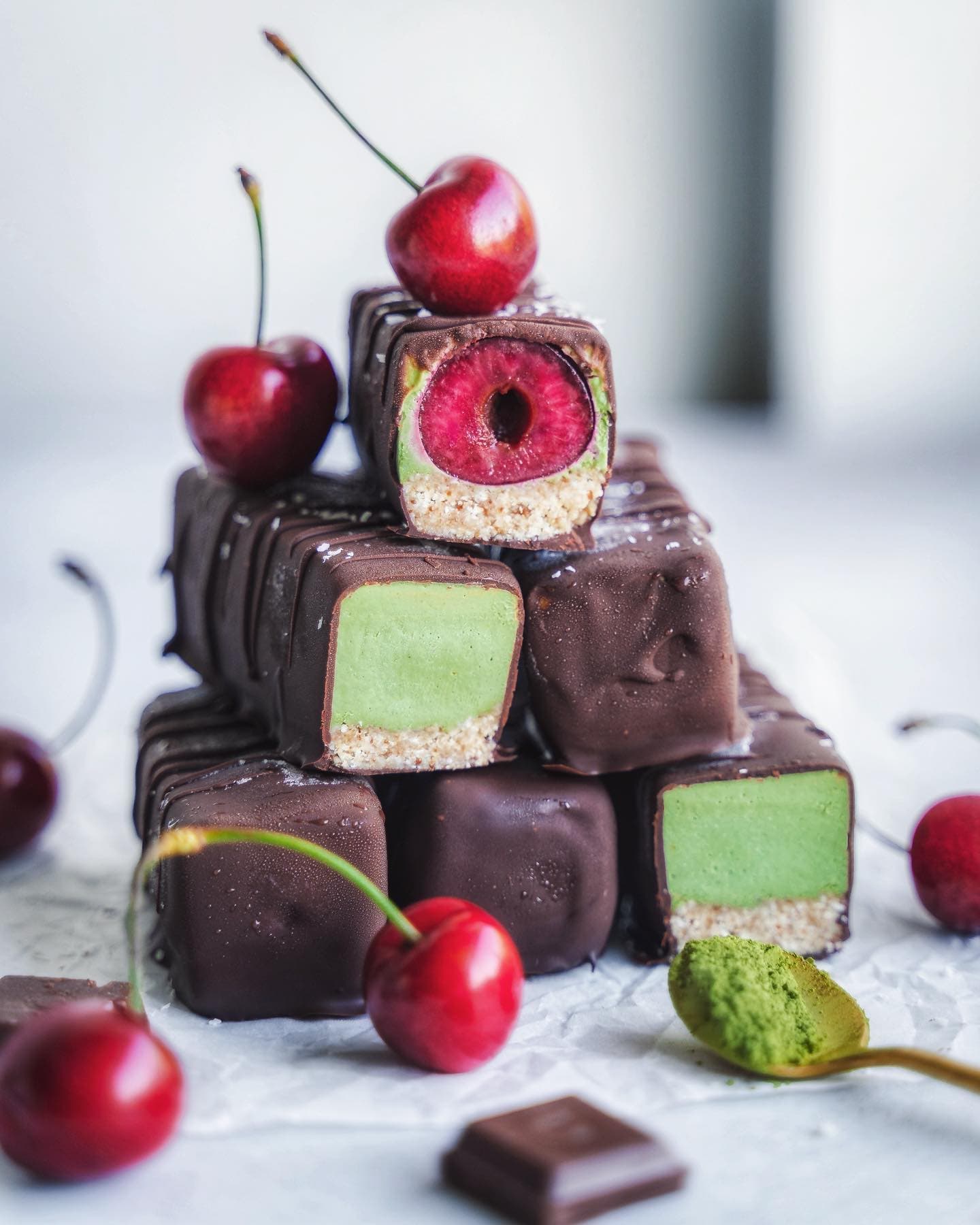 Vegan No-Bake Matcha Cheesecake Bars with Chocolate