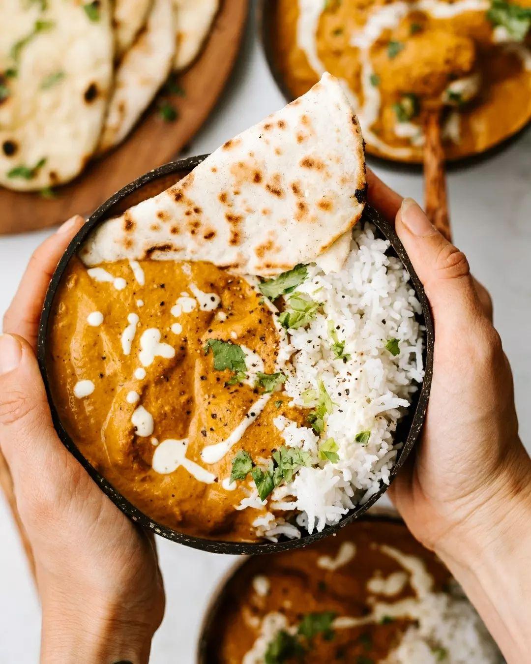 Creamy Butter Tempeh with Garlic Naan