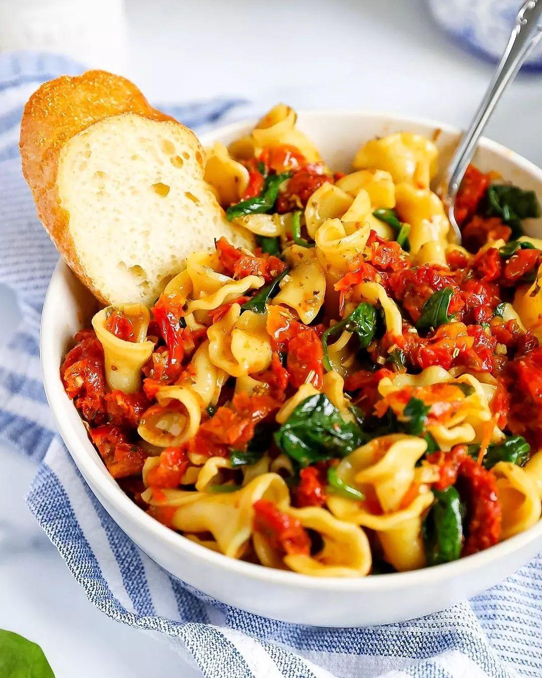 Simple Tuscan Pasta with Sun-Dried Tomatoes