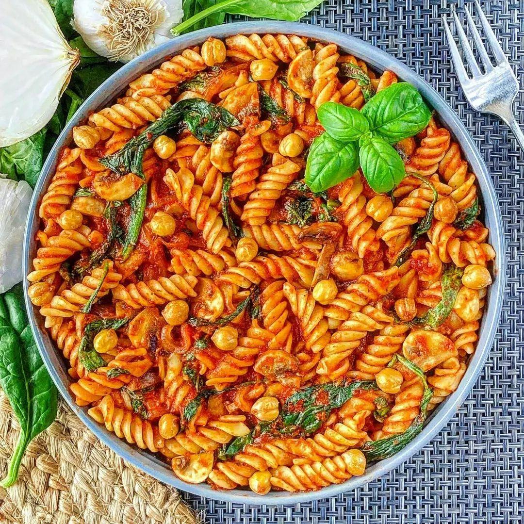 Crunchy Chickpea and Basil Tomato Pasta