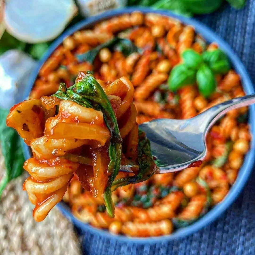 Crunchy Chickpea and Basil Tomato Pasta