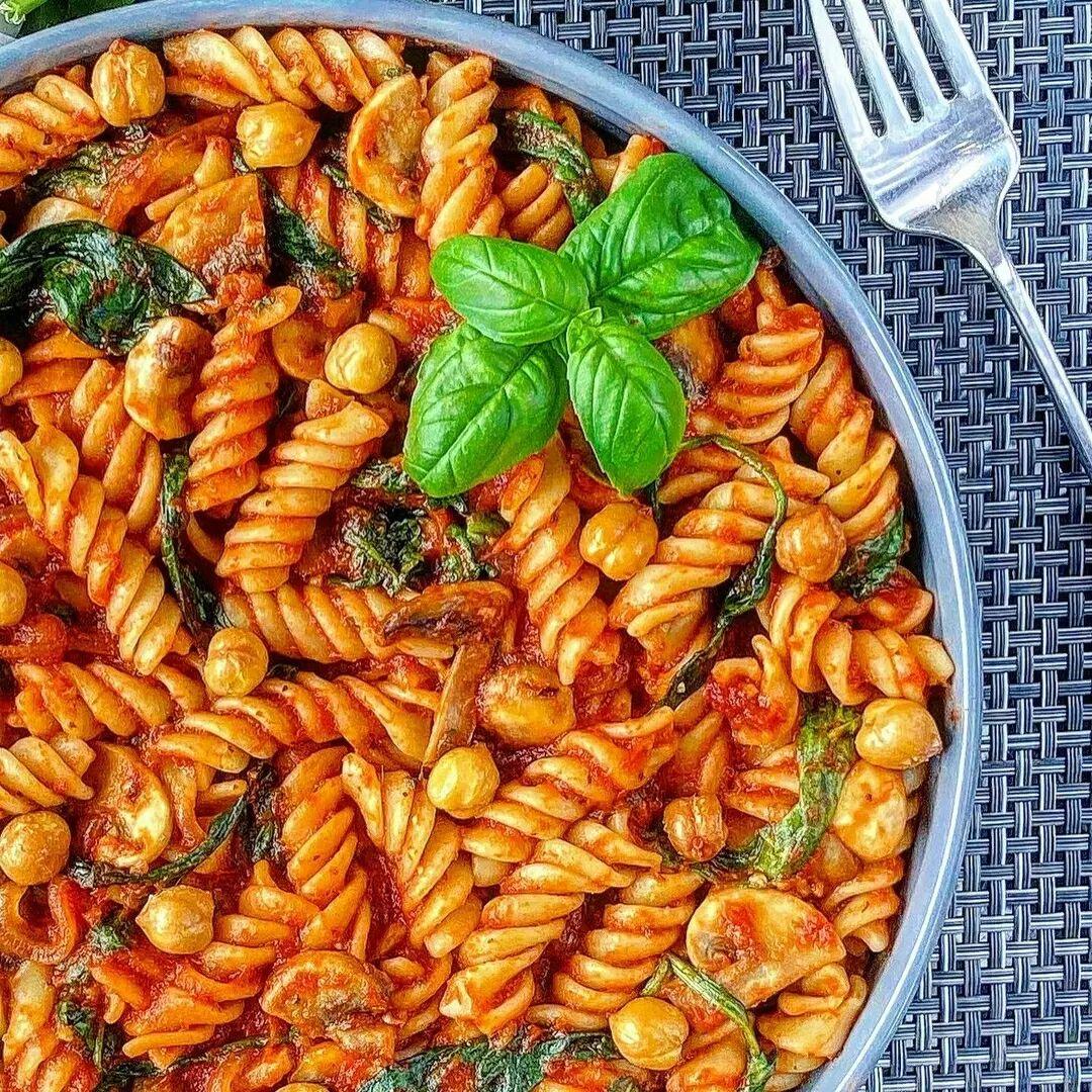 Crunchy Chickpea and Basil Tomato Pasta