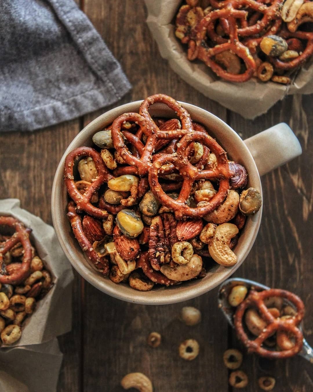 Zesty Cheddar Pesto Snack Mix