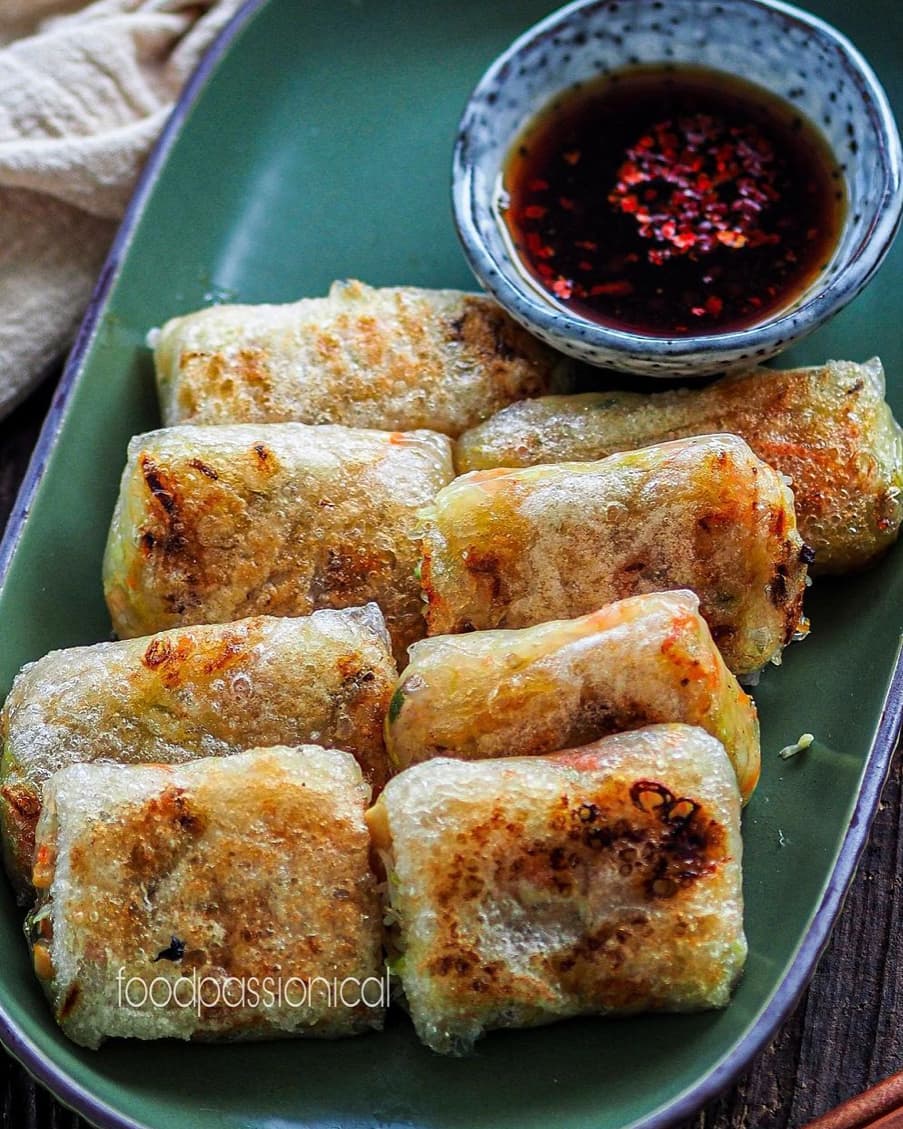 Crispy Rice Paper Dumplings with Dipping Sauce