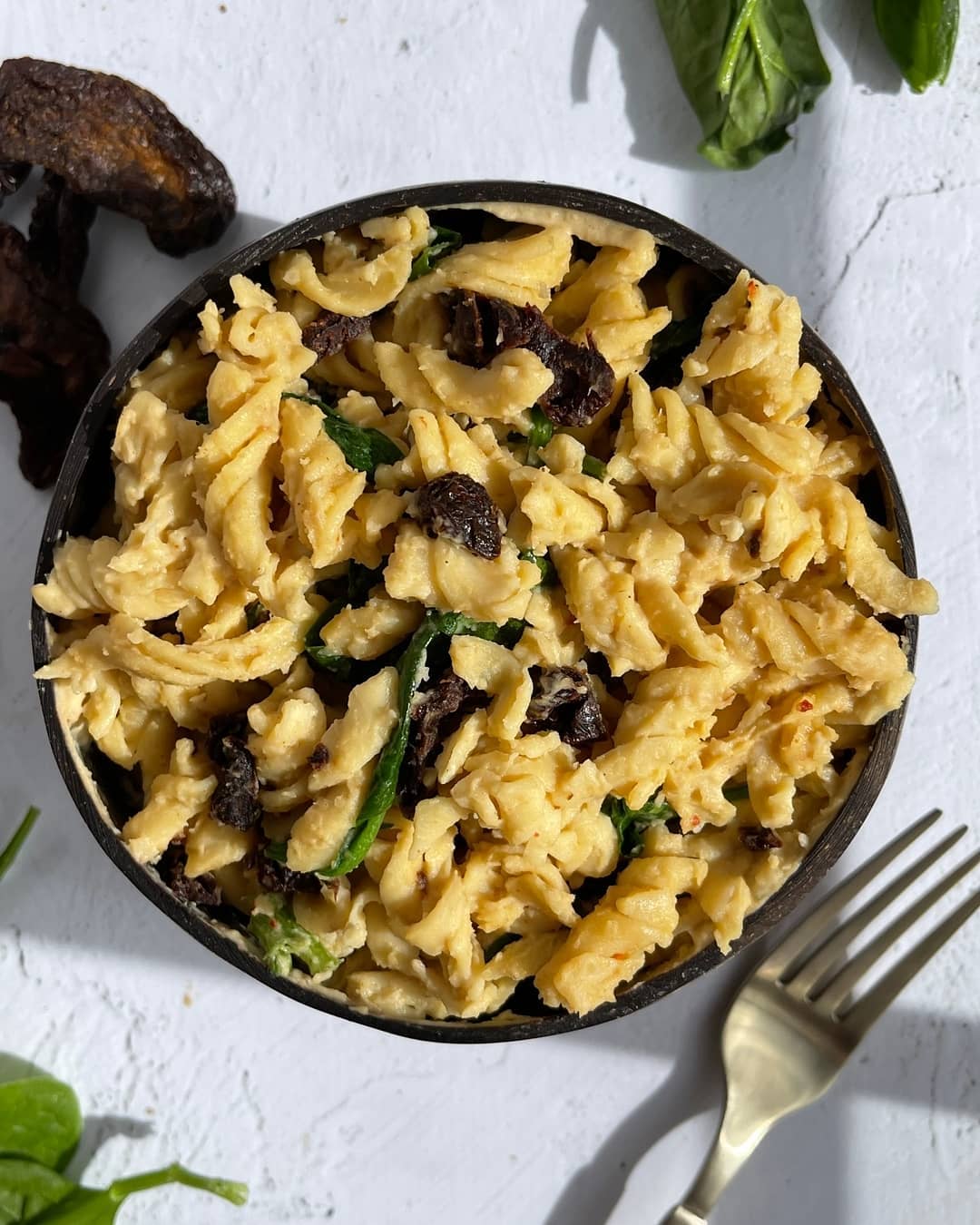 Hummus Pasta with Spinach and Sun-Dried Tomatoes