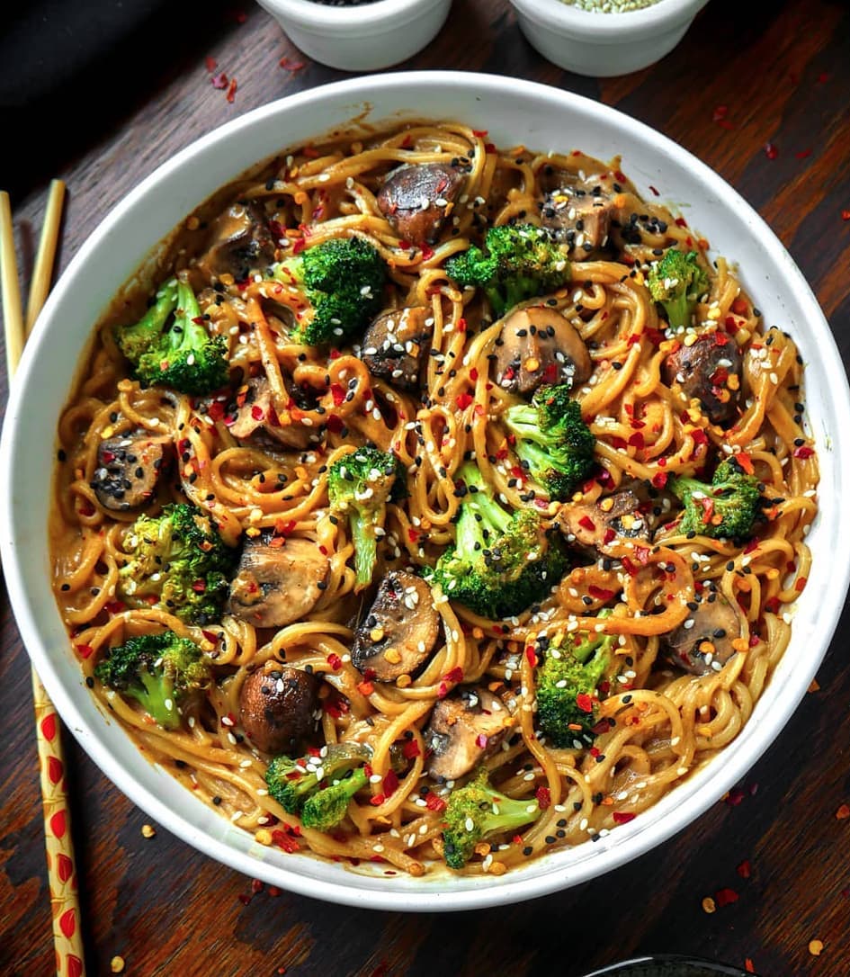 Sweet and Spicy Lo Mein with Mushrooms and Broccoli