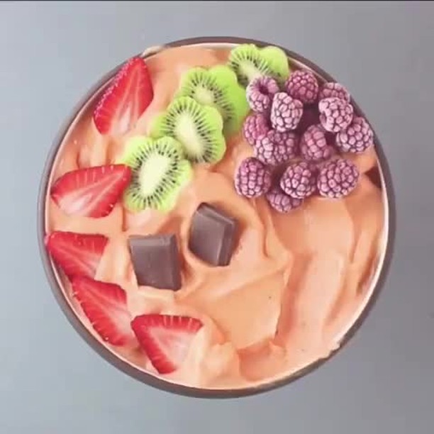 Peachy Fruit Smoothie Bowl
