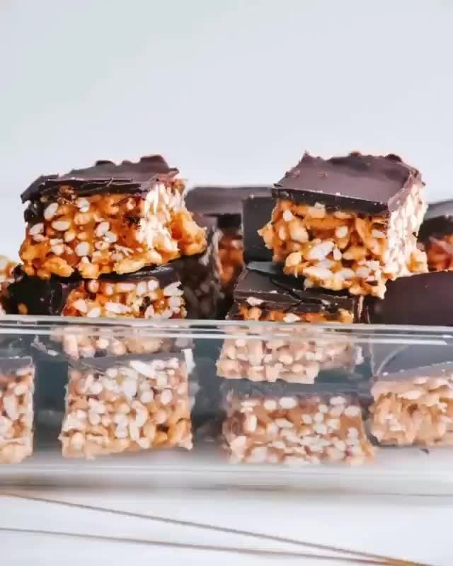 Peanut Butter Crackle Slice