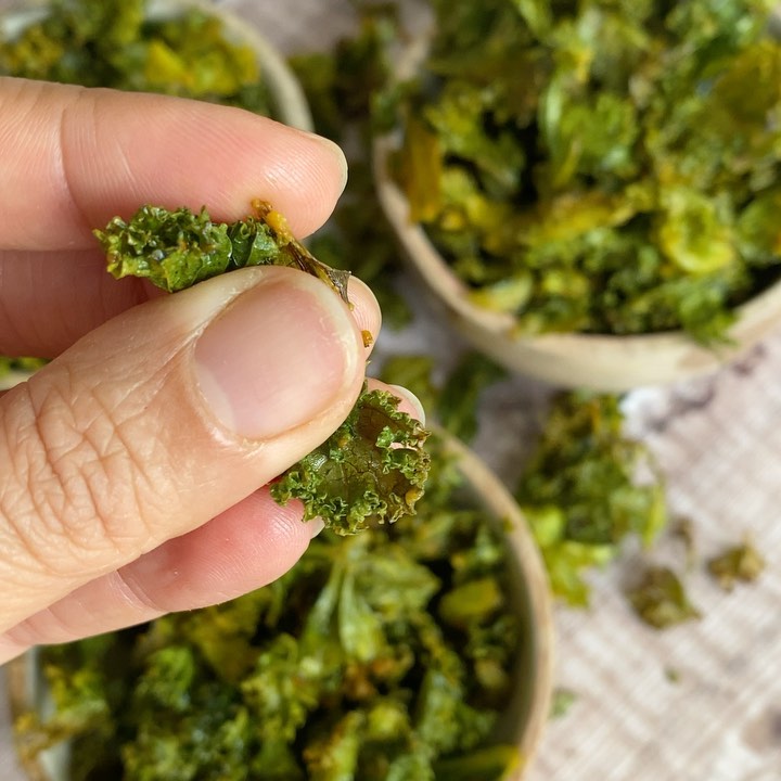 Spiced Oven-Baked Kale Crisps
