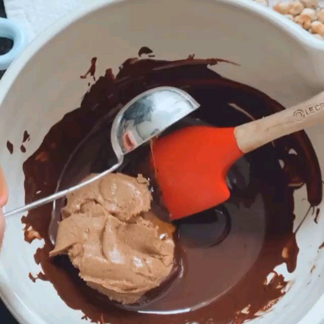 Easy Chocolate Hazelnut Slice
