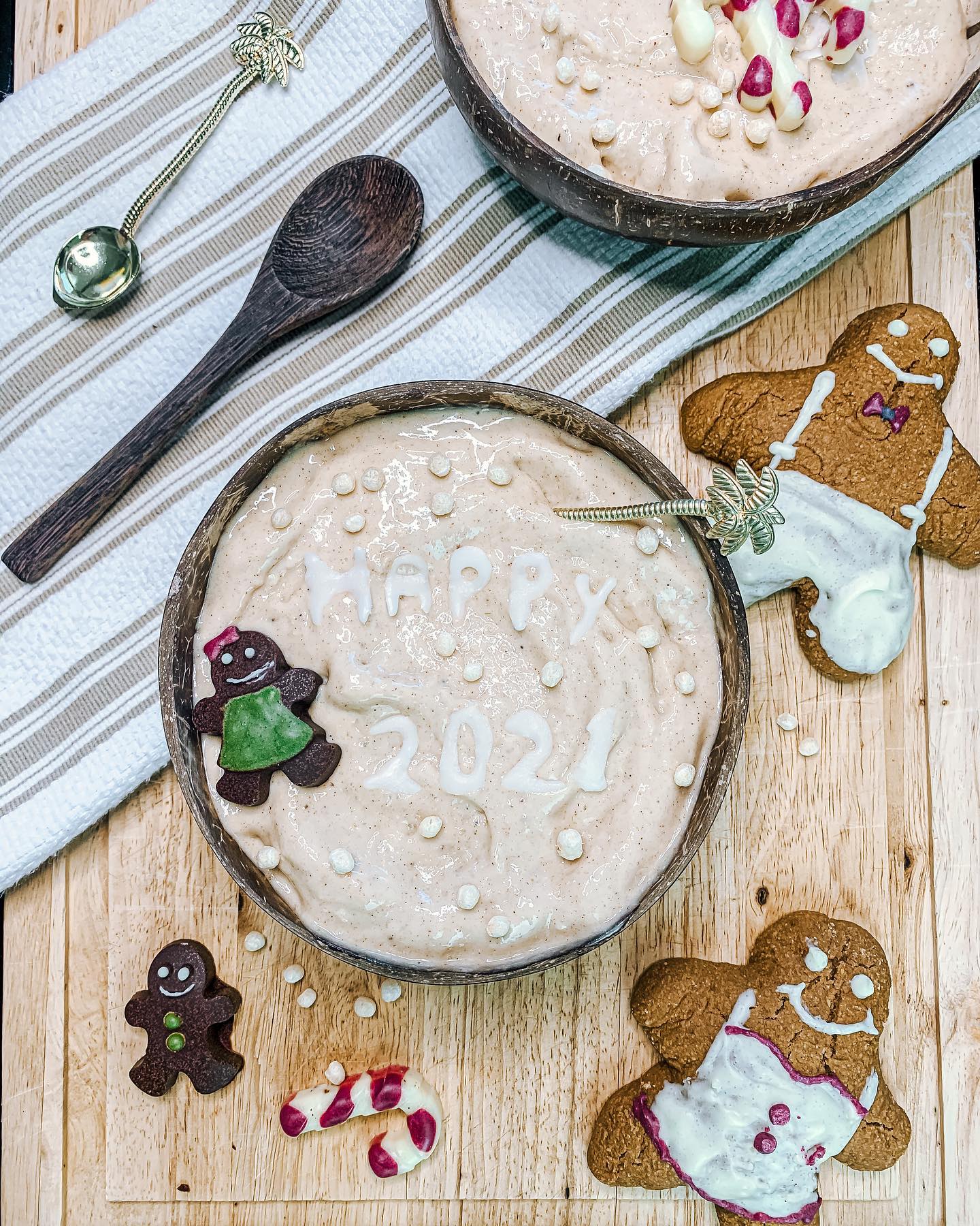 Gingerbread Smoothie Bowl
