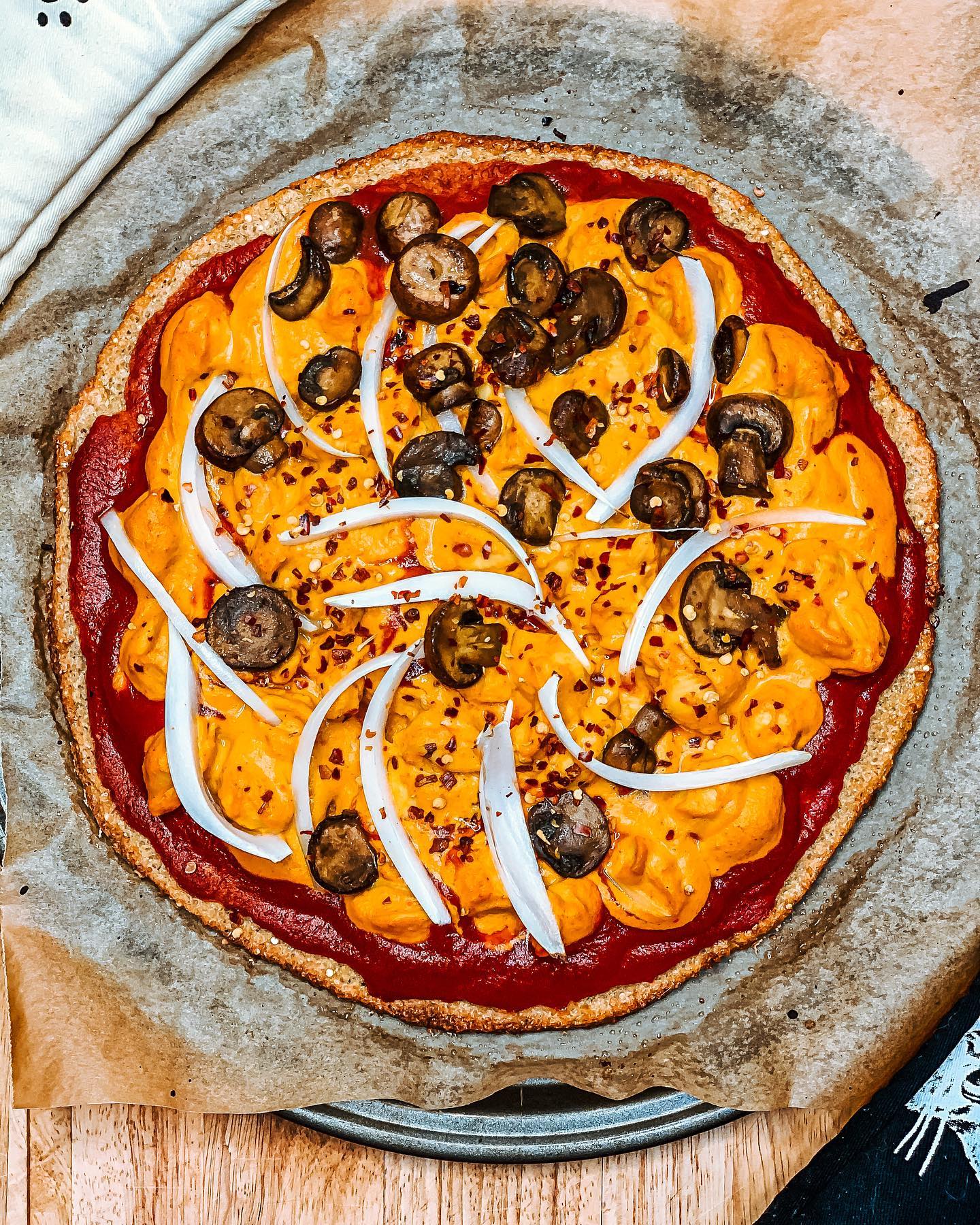Quinoa Crust Mac & Cheese Pizza