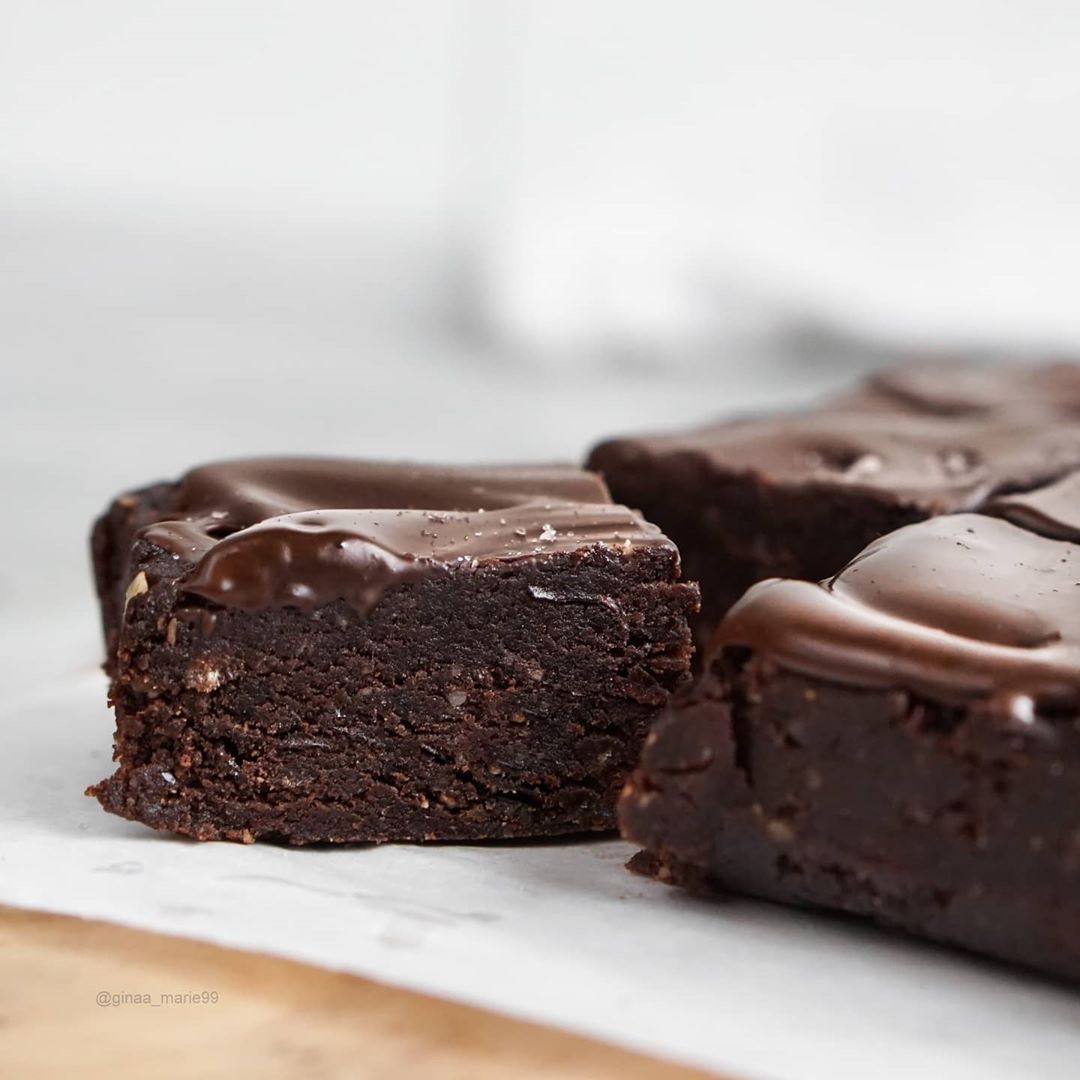 Healthy No-Bake Chocolate Hazelnut Brownies
