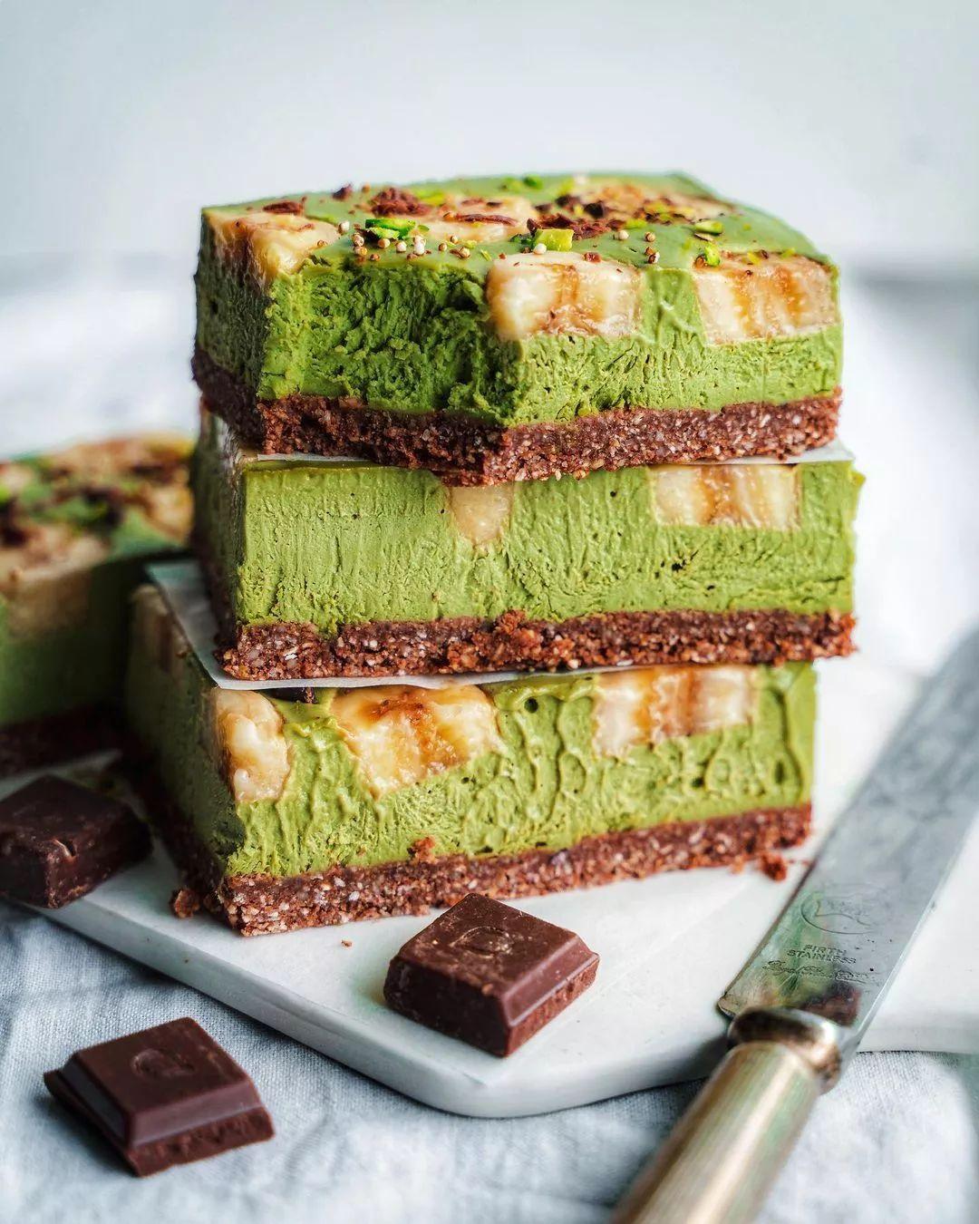 No-Bake Matcha Cheesecake with Bananas