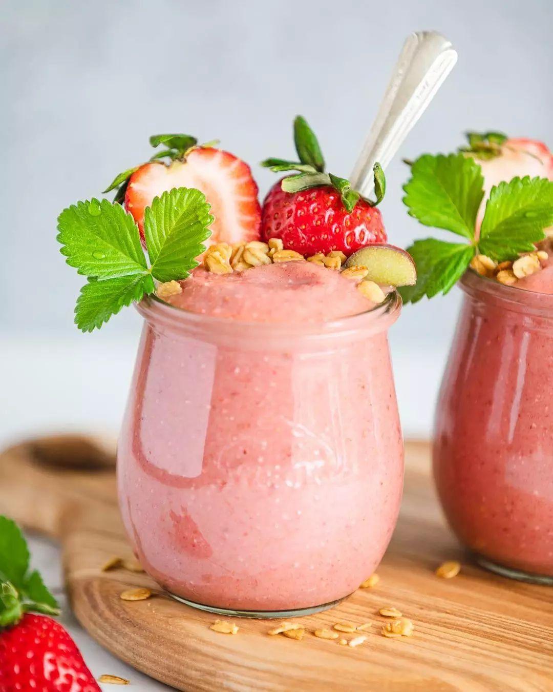 Strawberry Rhubarb Pie Smoothie Bowl