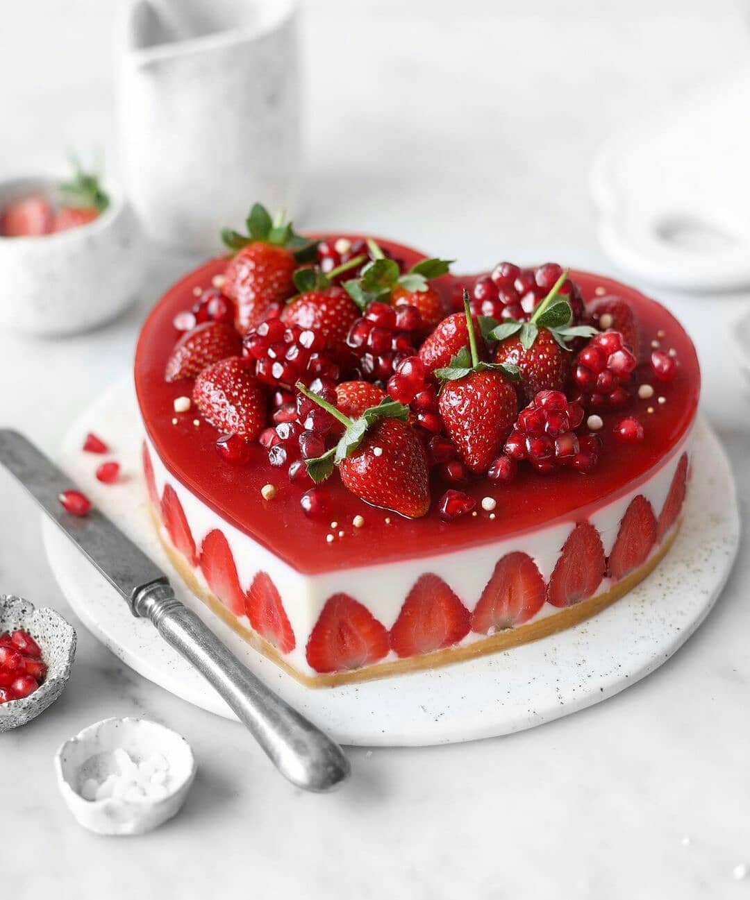 No-Bake Vegan Strawberry White Chocolate Cake