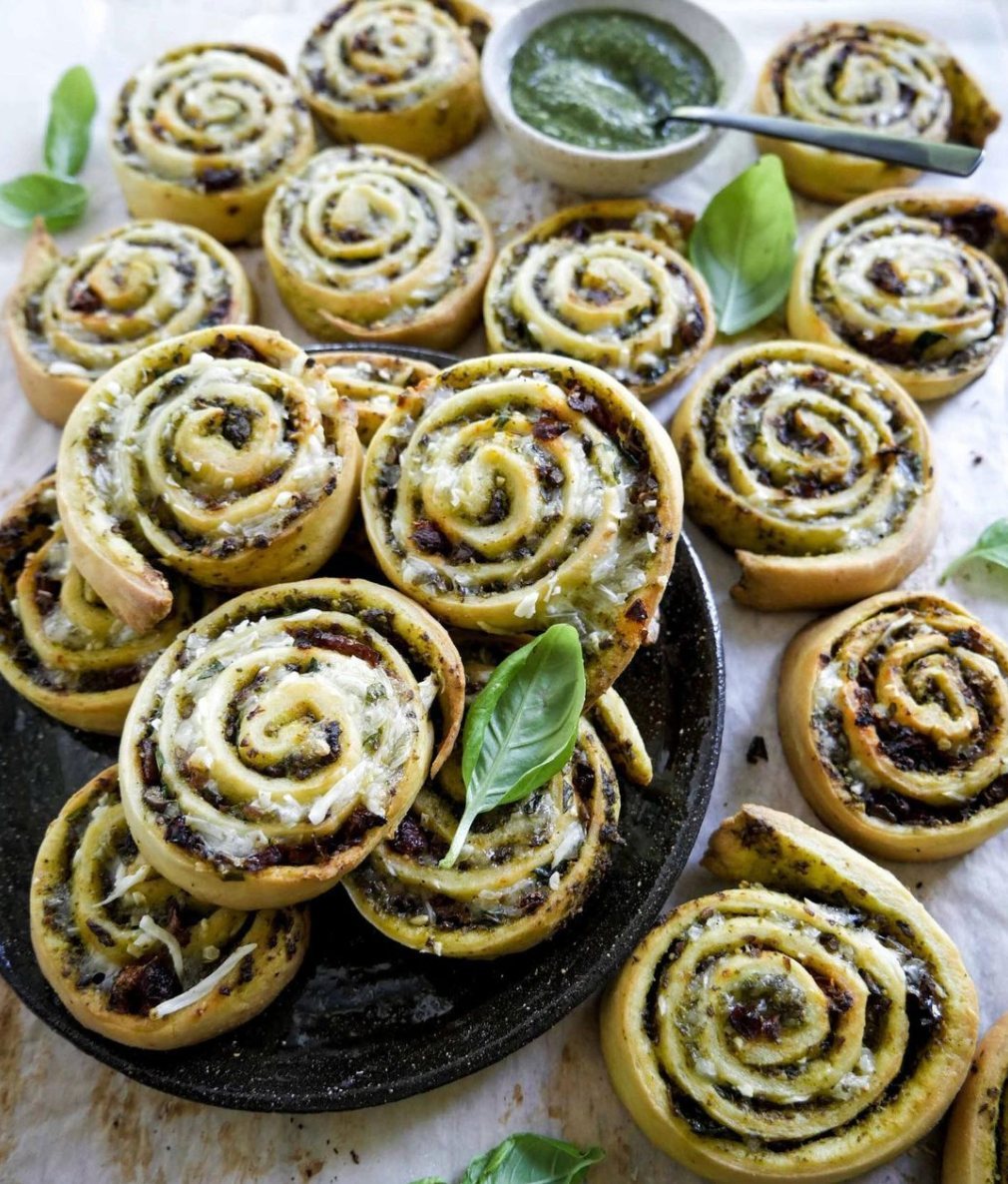 Vegan Spinach and Mushroom Pesto Pizza Rolls