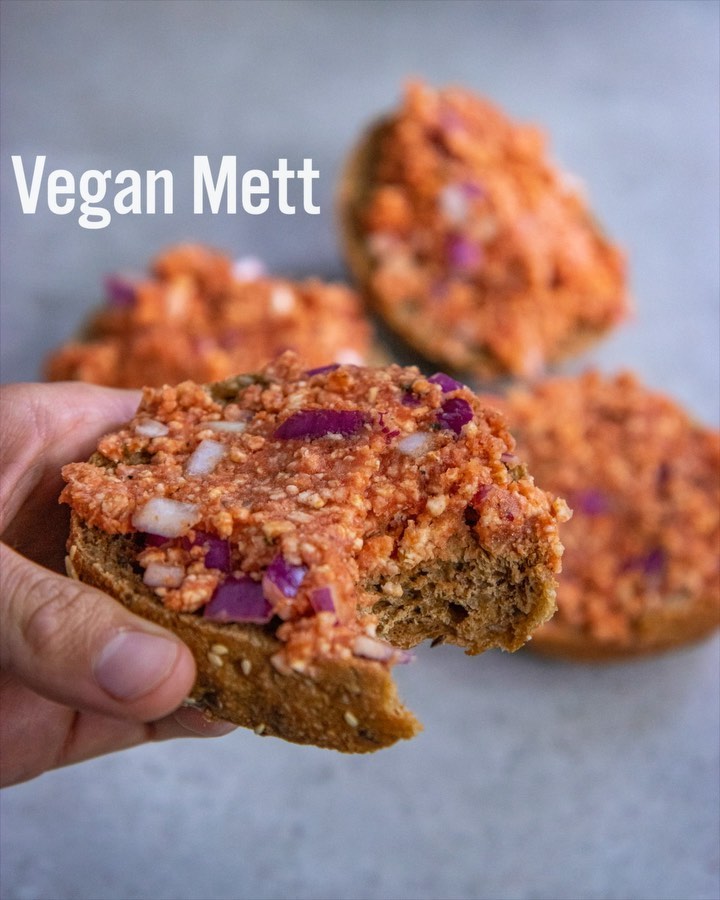 Vegan Mett Spread with Brown Rice Cakes