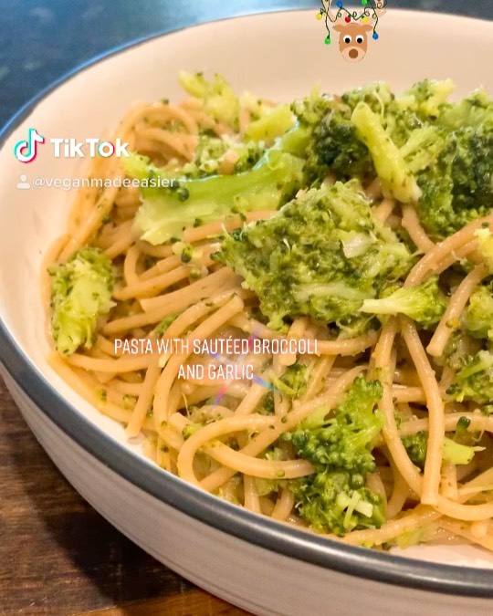 Simple Wholemeal Pasta with Broccoli and Garlic