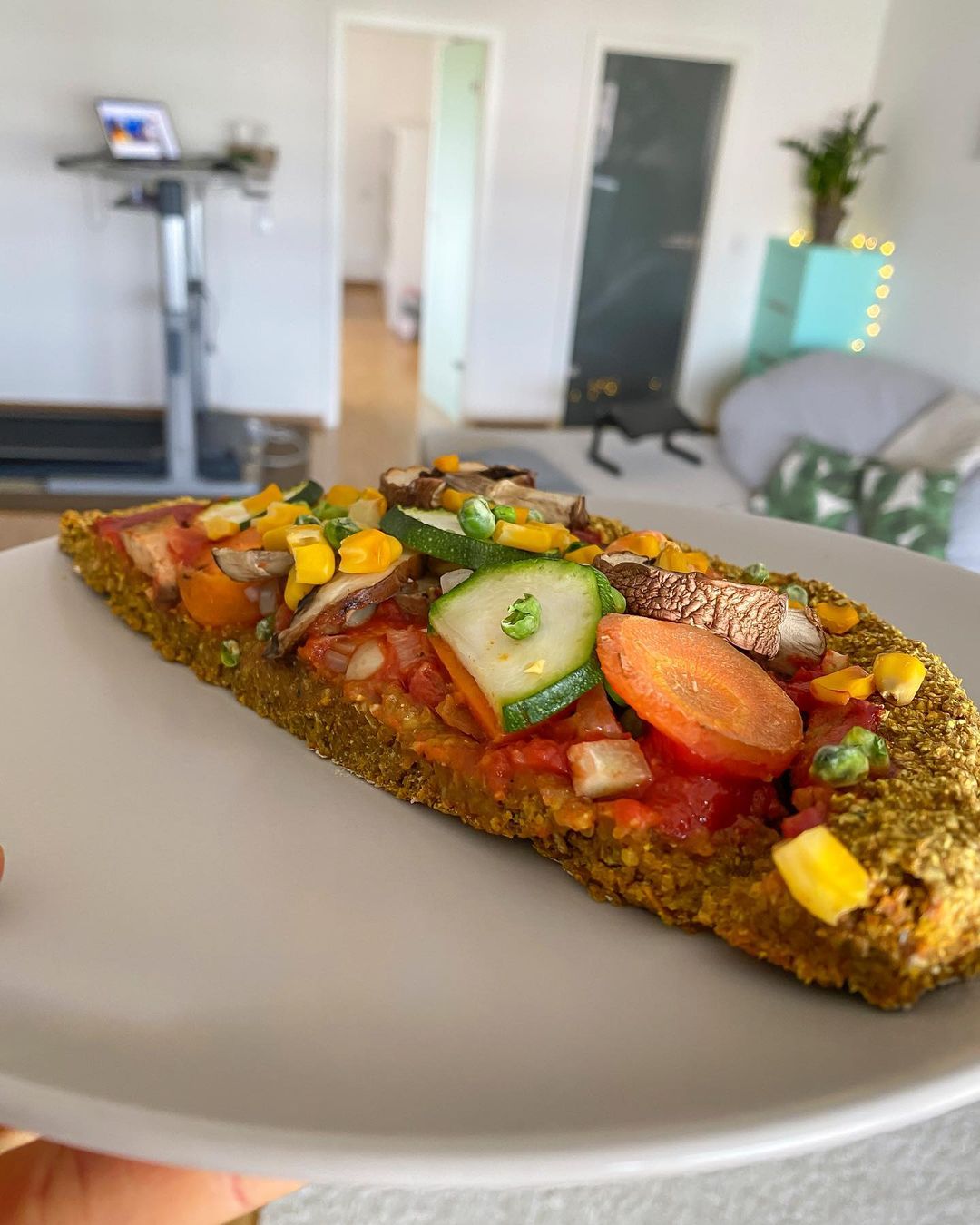 Vegan Pizza with Abundant Vegetables and Legumes