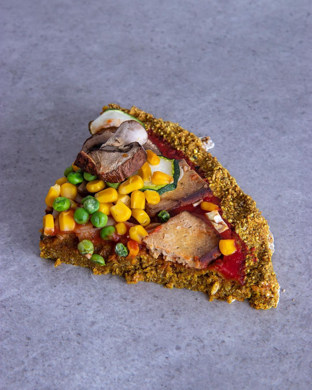Vegan Pizza with Abundant Vegetables and Legumes