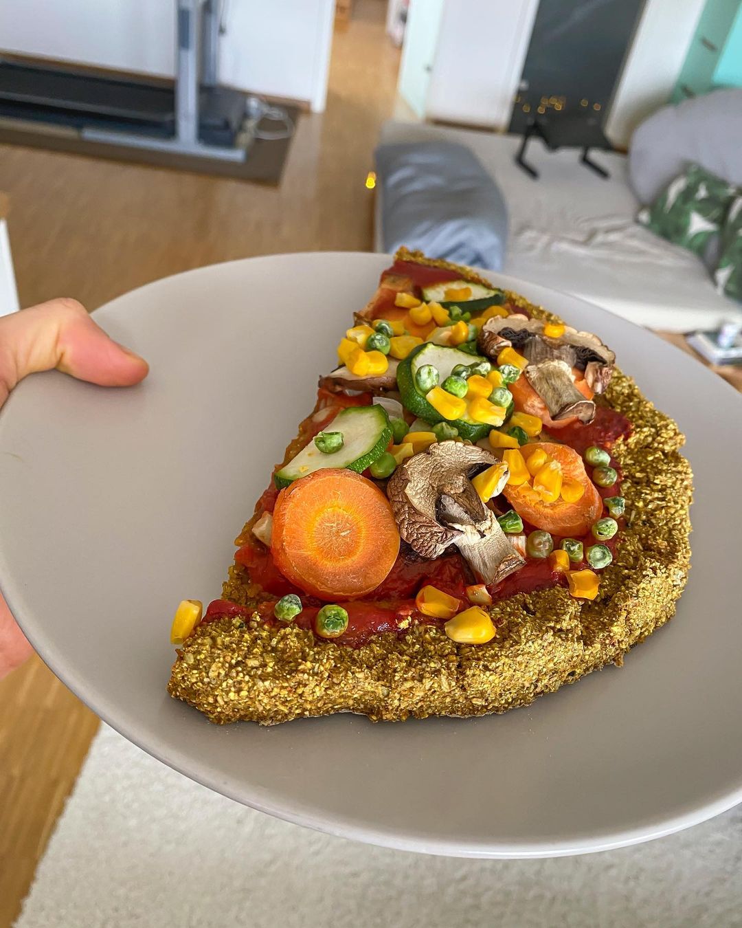 Vegan Pizza with Abundant Vegetables and Legumes