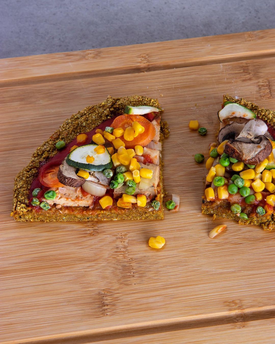 Vegan Pizza with Abundant Vegetables and Legumes