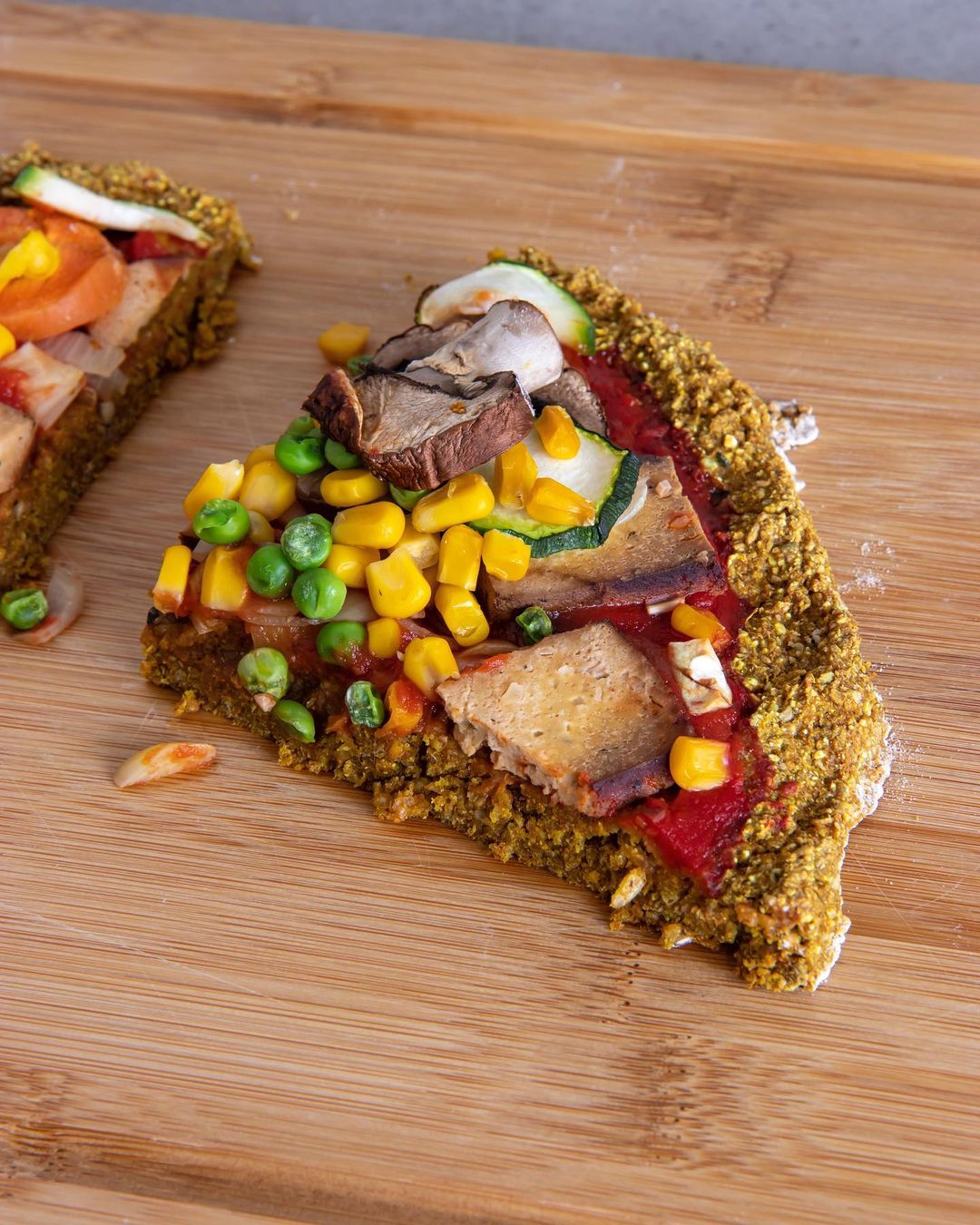 Vegan Pizza with Abundant Vegetables and Legumes