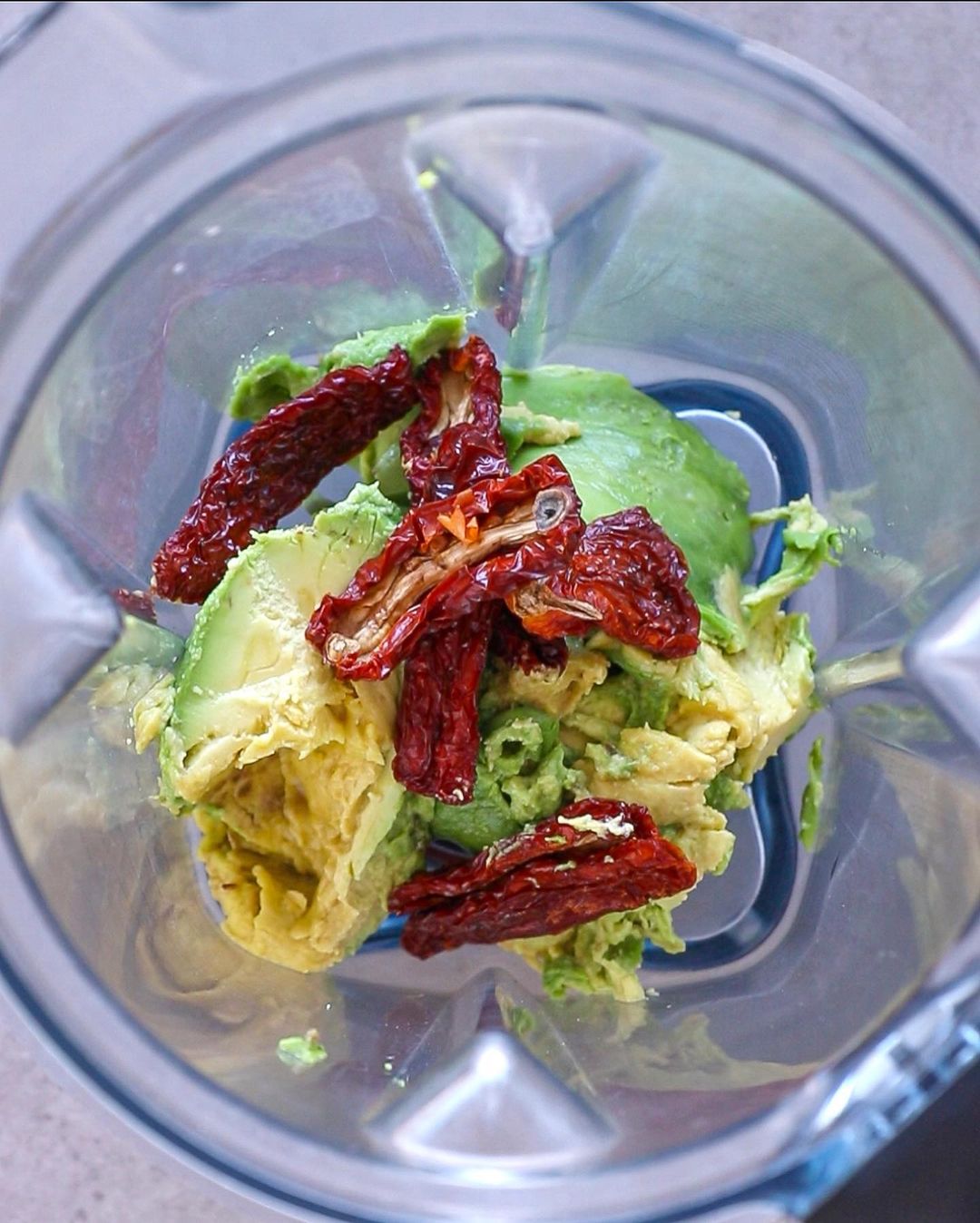 Oil-Free Avocado Pesto with Cashews and Dried Tomatoes