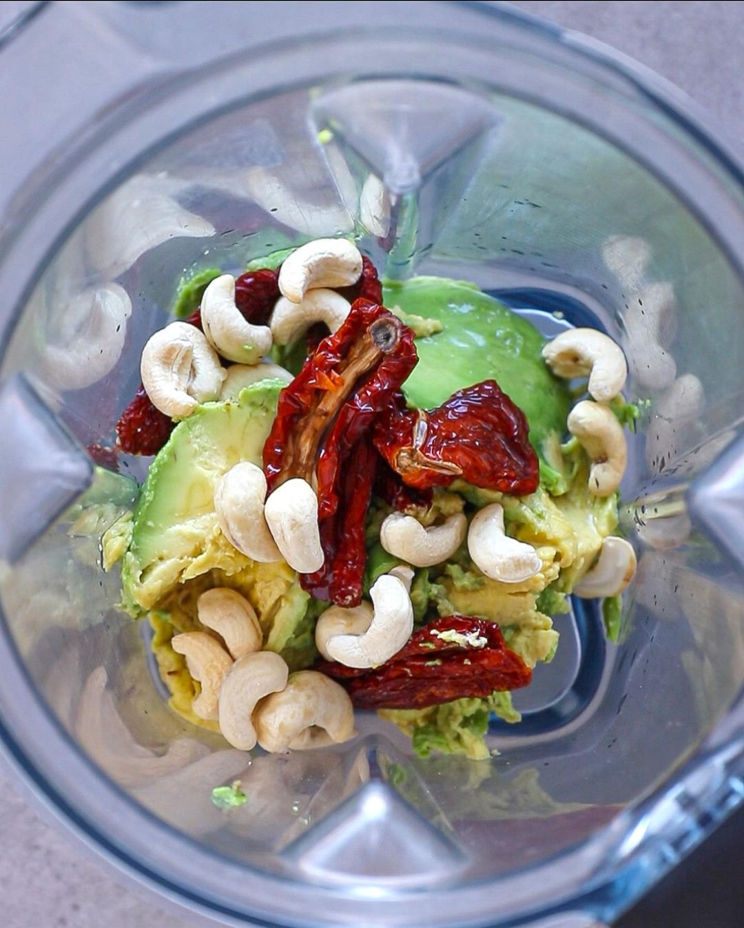 Oil-Free Avocado Pesto with Cashews and Dried Tomatoes