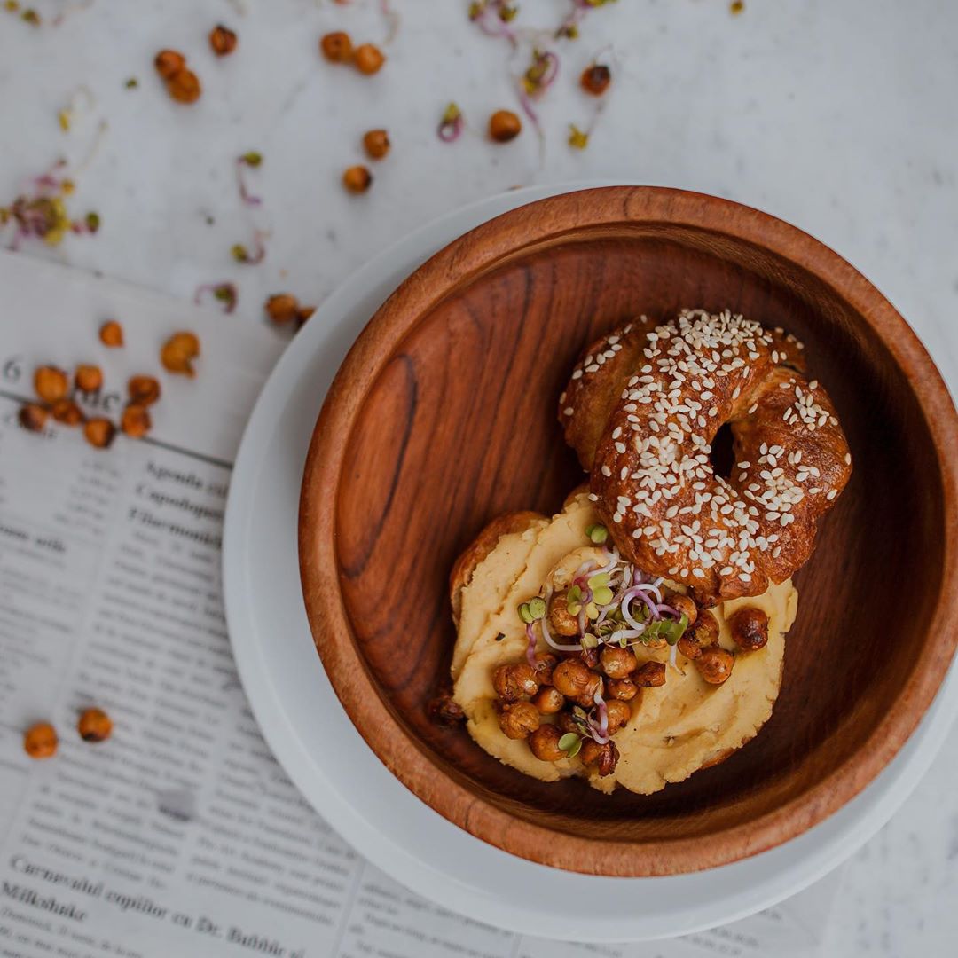 Vegan Chocolate Hummus with Chickpeas and Dates