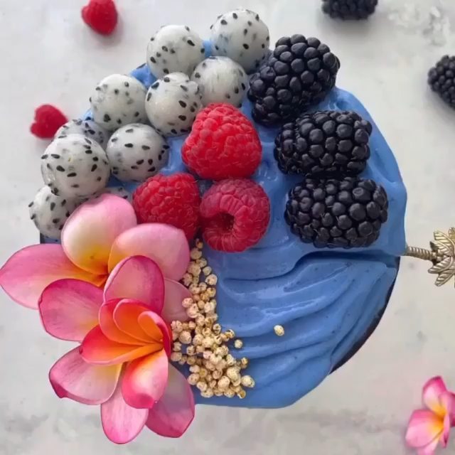 Blue Spirulina Banana Smoothie Bowl