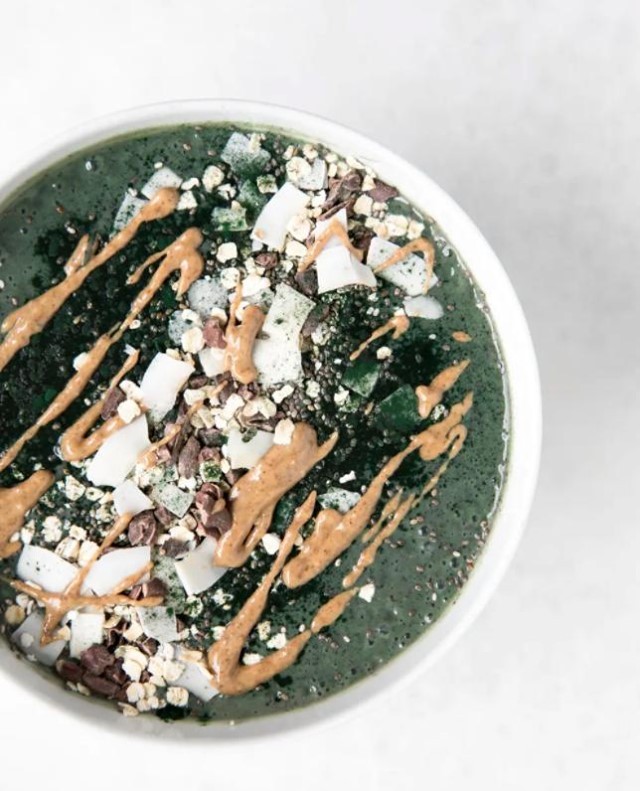 Almond Butter Spirulina Smoothie Bowl